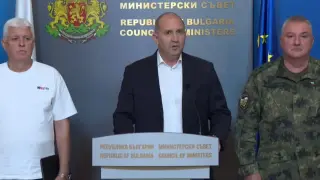 Тениската на военния министър засенчи брифинга за дрона край Кардам