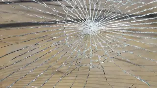 След скандал с шофьора: Млад мъж счупи с ритник стъкло на автобус