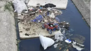 Граждани изхвърлиха купчина смет в реката край ж.к. „Левски“ в София