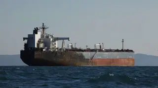 "Грийнпийс" с безпрецедентна морска акция у нас: Вдигна мерника на танкера "Кайрос", изоставен край Бургас