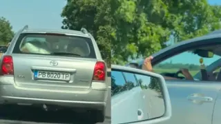 Публикация показва шофьор на „Тойота Авенсис“, управляващ колата с крак навън от прозореца
