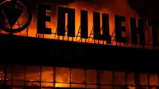 Руснаците нанесоха удар по търговски център в Запорожие, избухна силен пожар