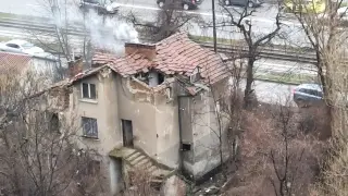 Изоставена къща в „Красно село“ с пробит покрив и пушек от комина предизвика дискусия в мрежата