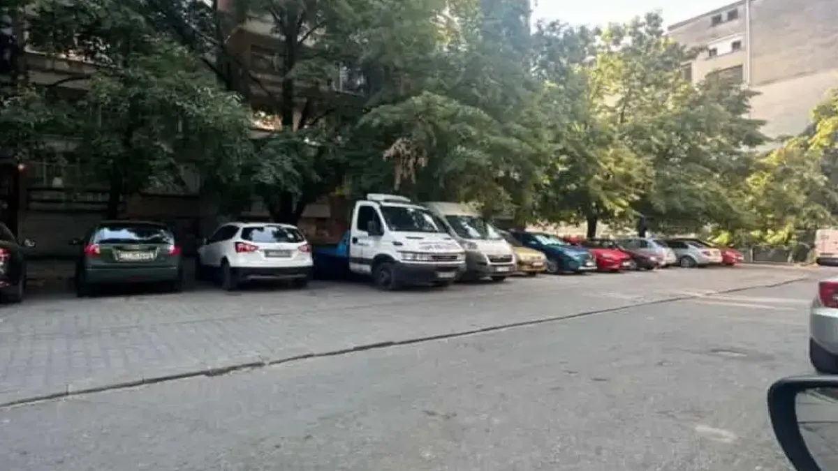 Видеорегистратор в Стара Загора хвана мъж да вдига чистачките на паркиран бус