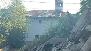 Необитаема къща се срути във Велико Търново, отломки затрупаха улица