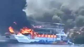 Пламъци обхванаха туристическо корабче край Фетхие, пътниците скочиха в морето