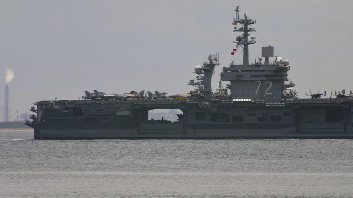 Криза на борда на USS Abraham Lincoln: Моряци скачат в океана след 250 дни в морето