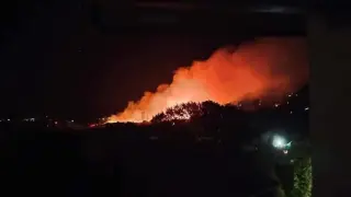 Пожарникари спряха пожар в близост до къщите в село Белащица за по-малко от 40 минути