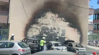 Запалена купчина хартия предизвика пожар и изпепели три коли в Поморие