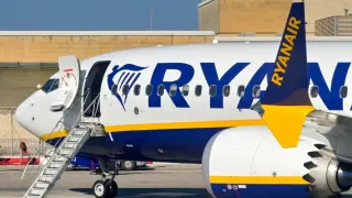 Доклад за инцидента със самолет на Ryanair: Отломка от двигател пробила прозорец и засмукала пътник