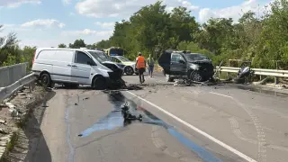 Катастрофата между БМВ и бус край Писанския мост е взела жертва, трима са в тежко състояние