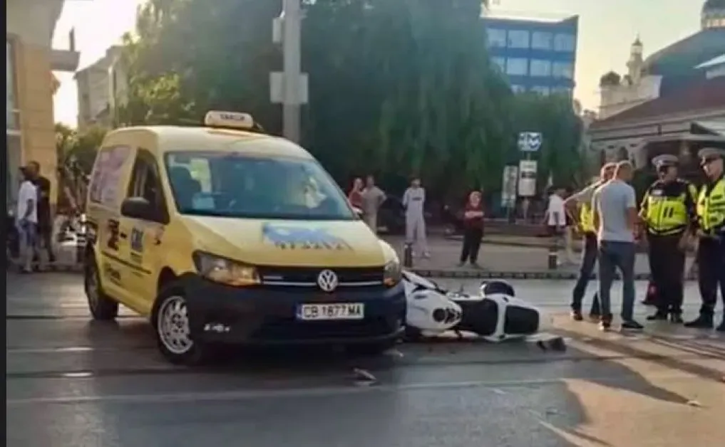 Такси и мотор се сблъскаха в центъра на София