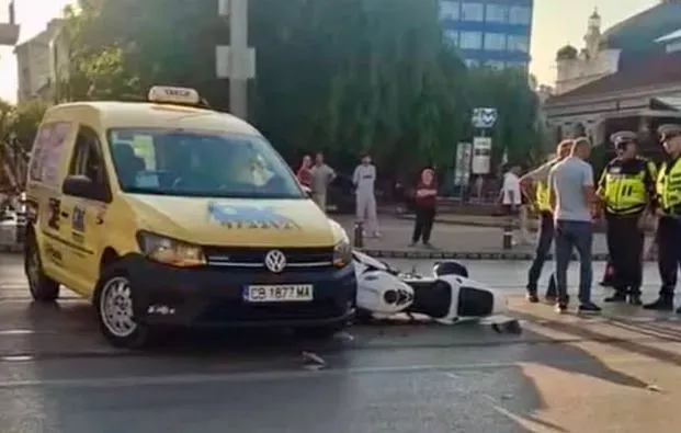 Такси и мотор се сблъскаха в центъра на София