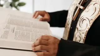 Католически епископ е обвинен в сексуално насилие над непълнолетна