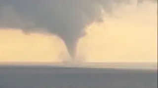 Необичаен воден смерч се появи над Черно море край бреговете на Турция
