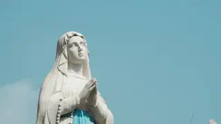 Гигантска Дева Мария се извиси в Полша, Лех Валенса гледа от първия ред