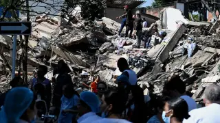 Трагичен обрат в Колумбия: Почина жената, извадена след 37 часа под развалините