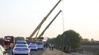 12 жертви и над 10 ранени след излизане на автобус от пътя в Унгария Снимки