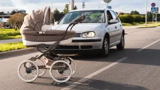 Шофьорка за малко да блъсне бебе в количка в София, уби котка