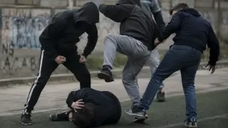 Брутален побой над дете във „Филиповци“: Тийнейджъри го ритат на стадион
