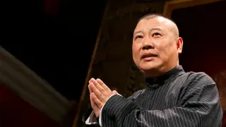 Шега с комунистическа песен вкара най-известния китайски комик в разследване