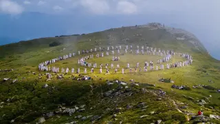 Стотици в бяло танцуваха край езерото Бъбрека за Космическата нова година