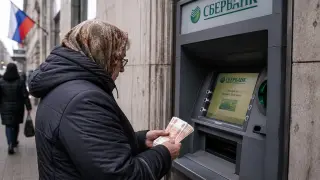 Руснаци теглят милиарди от банките заради страх, че Кремъл може да посегне на спестяванията им