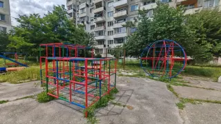„Сякаш са зомбита“: Мъж в неадекватно състояние уплаши деца в „Кършияка“