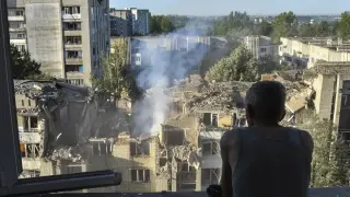 Руски дронове убиха цивилни в Херсон, удариха полицейски участък в Житомир