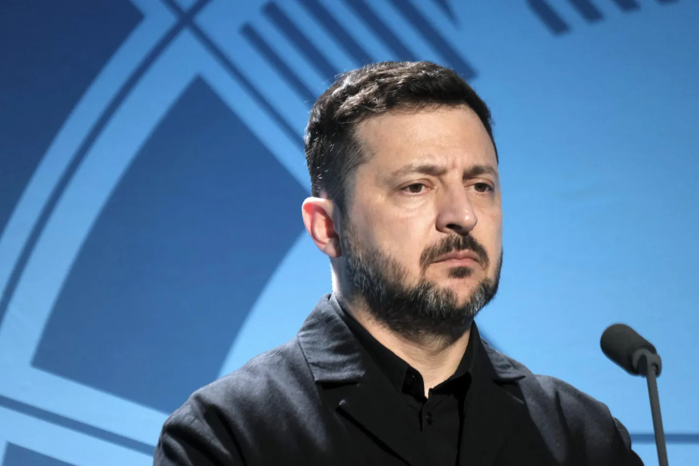 Дрон едва не ударил самолета на Зеленски в Молдова