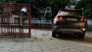 Абсурд в София: Шофьор паркира на детска площадка