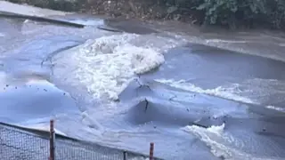 Гейзер под улиците на Варна: Вода изби изпод асфалта в „Бриз“