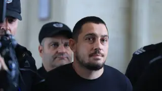 Мъжът с пет вида наркотици и бебе е вкъщи след инцидент с дървеници