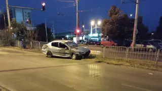 Смачкана кола без регистрационни номера седи изоставена на ключов столичен булевард Снимка