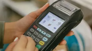 Нова хватка в бакалиите? „Карта само над 5 евро“ посреща клиентите