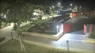 Мъж чупи пейка в центъра на Ямбол: Камери запечатаха поредния вандалски акт