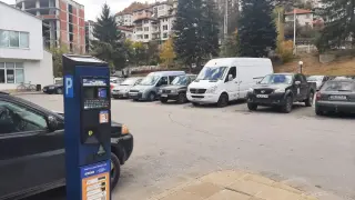 Платени ли са наистина? Самоволно заграбване на паркоместа с гуми разпорежда Смолян Снимка