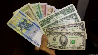 Руснаците масово теглят пари в брой от банките