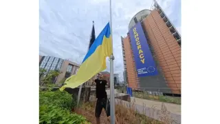 Издигнаха украинското знаме пред сградата на Европейската комисия