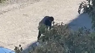 Тревожна гледка в София: Мъж в "зомби" поза се клатушка на улица Кадри
