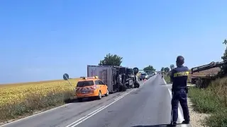 Тежкотоварен бус се обърна и блокира път във Варненско