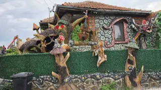Къща с охлюв, дракон и огромни гъби в Старо Оряхово събра хиляди реакции