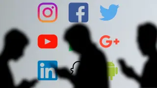 Скрити настройки и фалшиви паузи: Как Facebook и Instagram задържат младите пред екрана