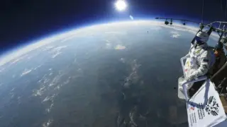 Свободно падане с над 500 км/ч: Нов световен рекорд за скок от балон с горещ въздух