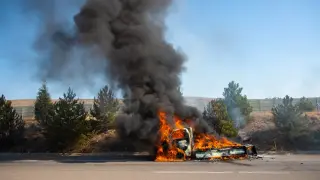 Кола пламна в движение до кръговото край Равда
