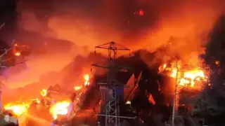 Пожар изпепели 140 коли край летище "Гетуик"