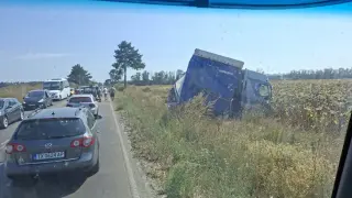 Товарен камион излетя в нива край Стожер