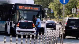 Автобус по линия 102 и кола катастрофираха в „Овча купел“