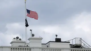Тръмп разпореди американските знамена да бъдат свалени наполовина в памет на Доли Партън