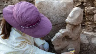 Уникална 11-хилядолетна статуя на човек върху леопард откриха в Карахантепе Снимки